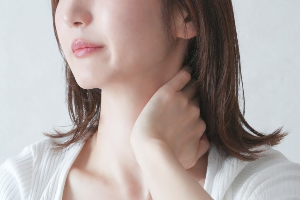 首が痛い女性